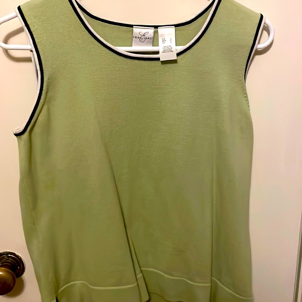 Selling a tank top casual it’s green thick baggy